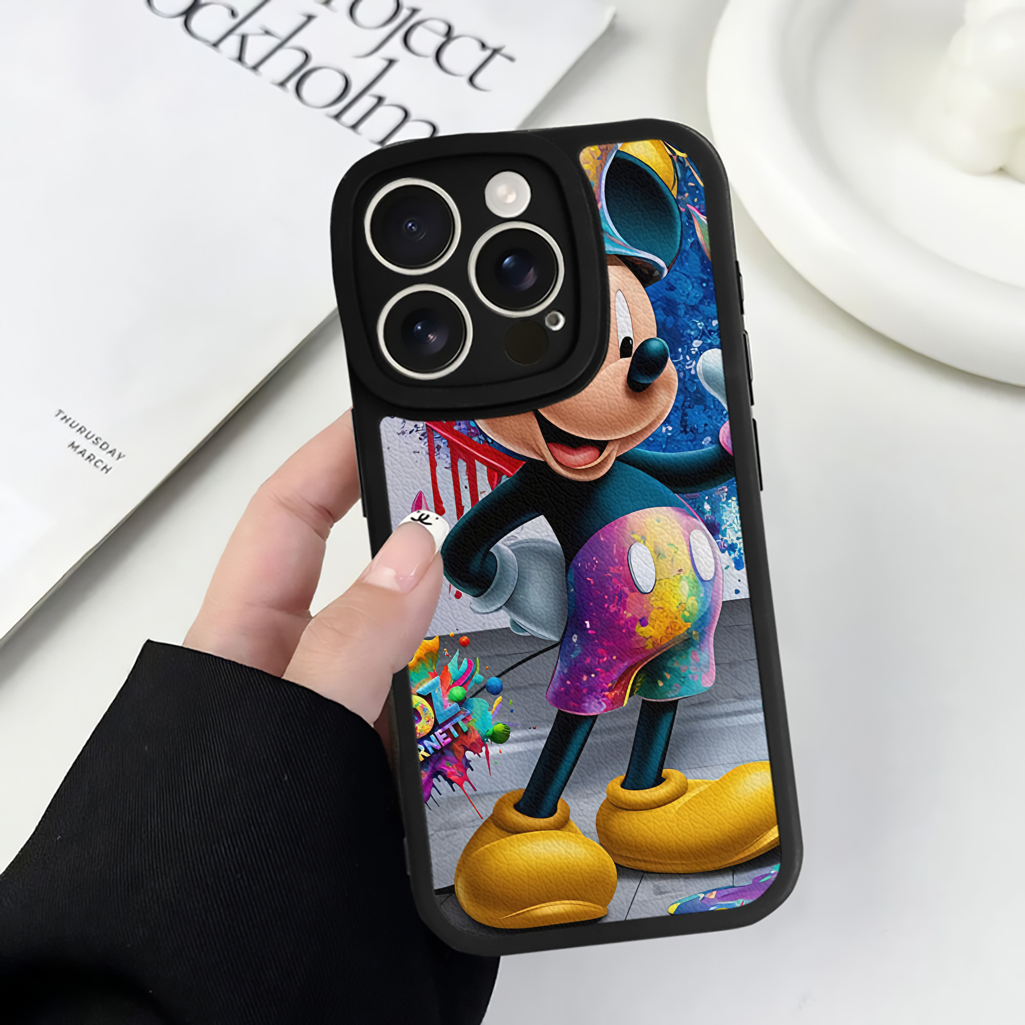 （画像用） ミッキーマウス Mickey Mouse 【iPhone 16シリーズ対応】シリコンスマホケース（レザー調） 材質：シリコン